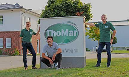 Direction de ThoMar devant le bâtiment de l'entreprise